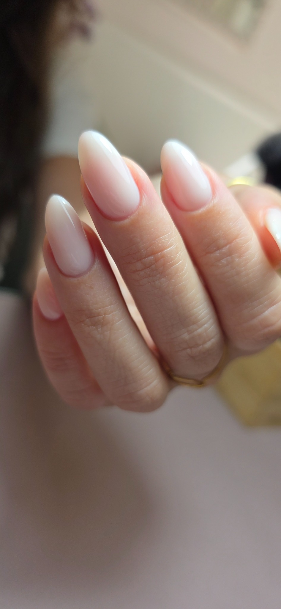 Manicura rusa blanco lechoso realizada en Poble-Sec