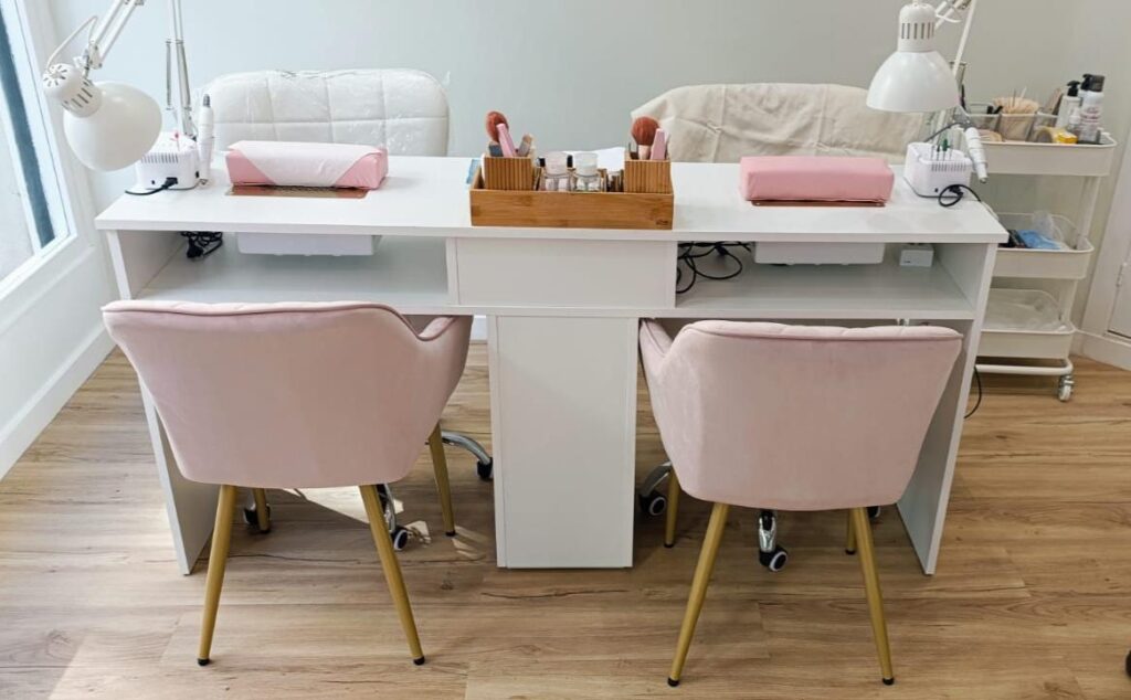 Mesas de manicura del salón Trend y Nails Poble-Sec