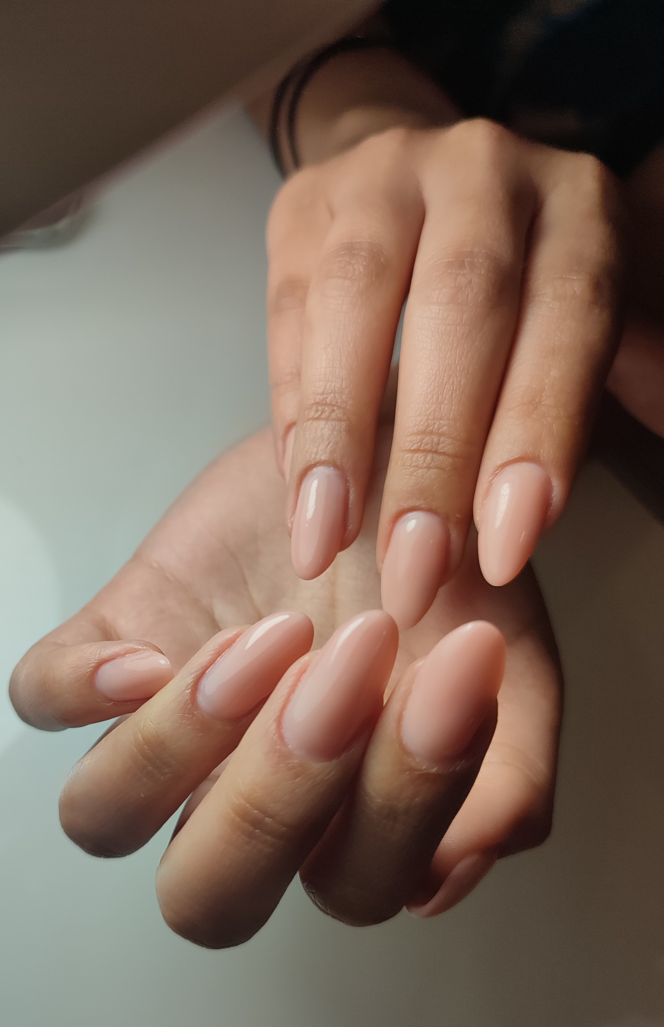 Manicura nude almendrada realizada en Trend y Nails Poble-Sec
