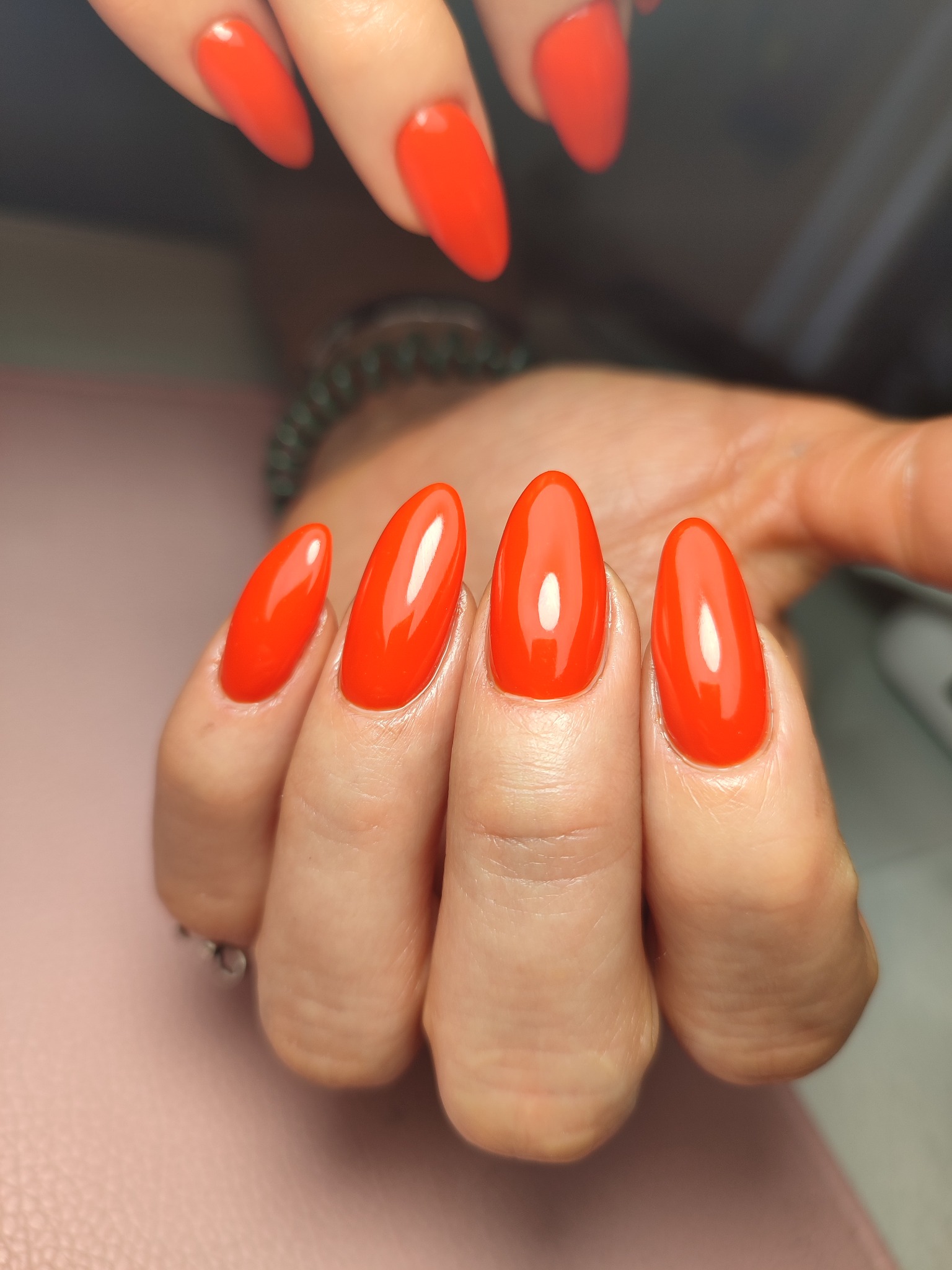 Manicura semipermanente coral realizada en Trend y Nails