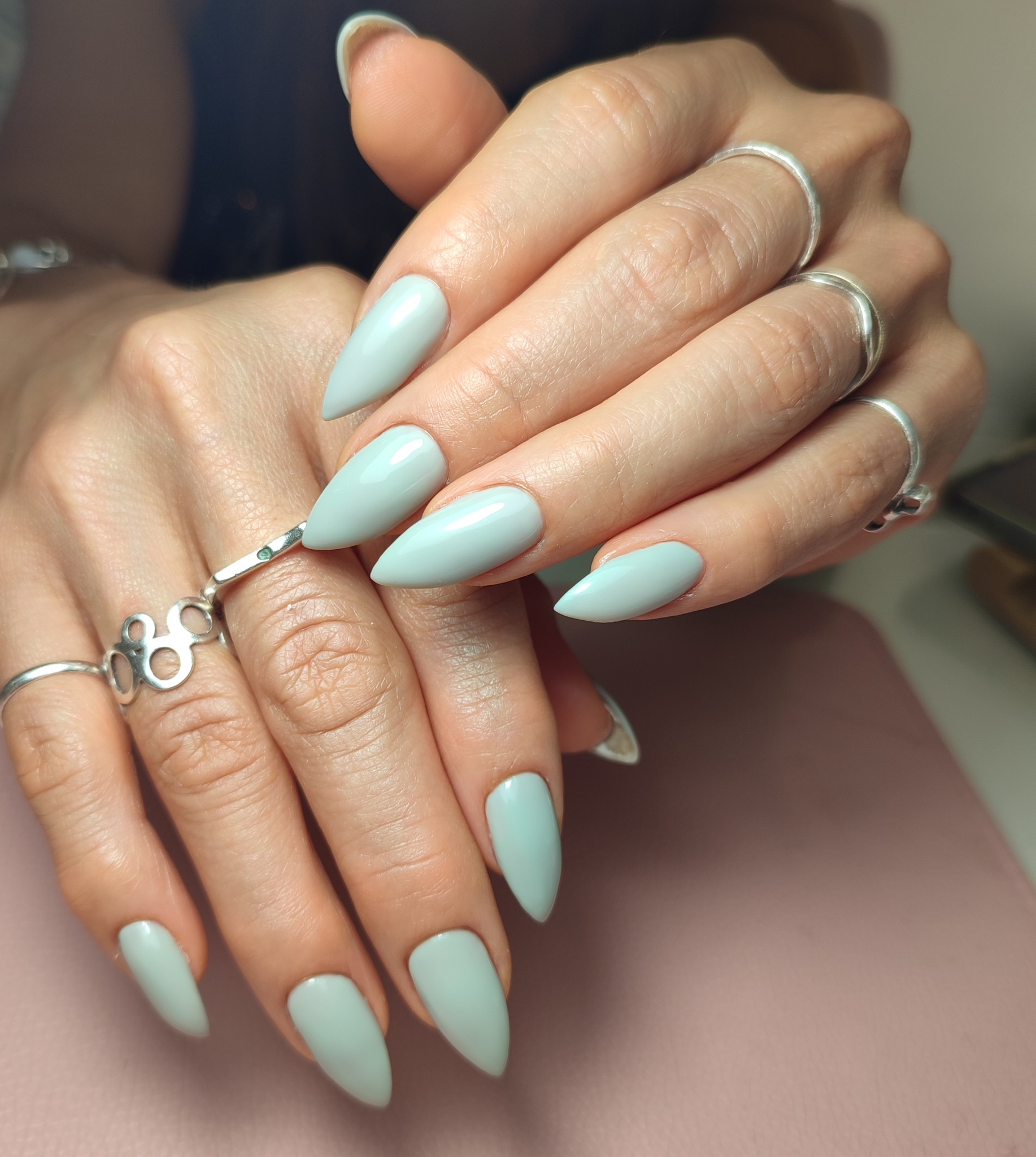 Uñas de gel verde menta realizadas en Trend y Nails