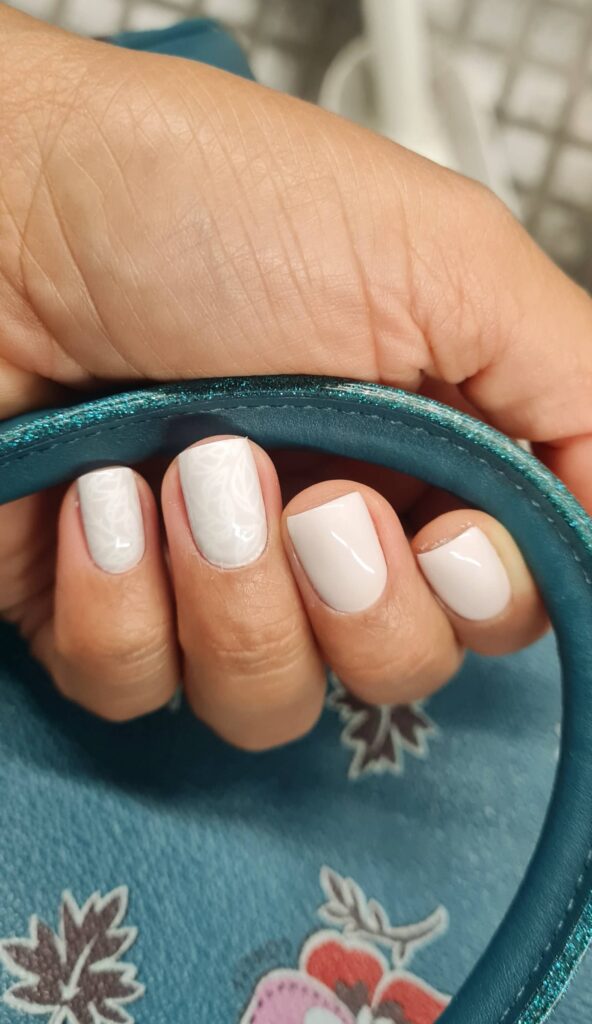 Manicura rusa semipermanente en color blanco