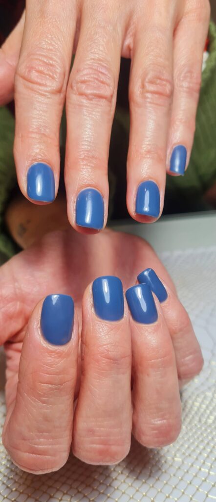Manicura semipermanente azul realizada en Trend y Nails