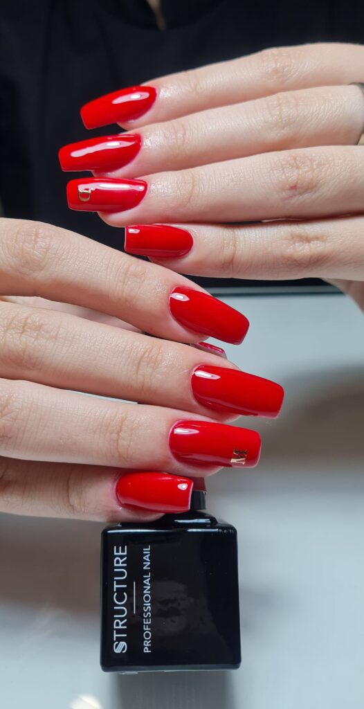 Uñas de gel rojas realizadas en Trend y Nails